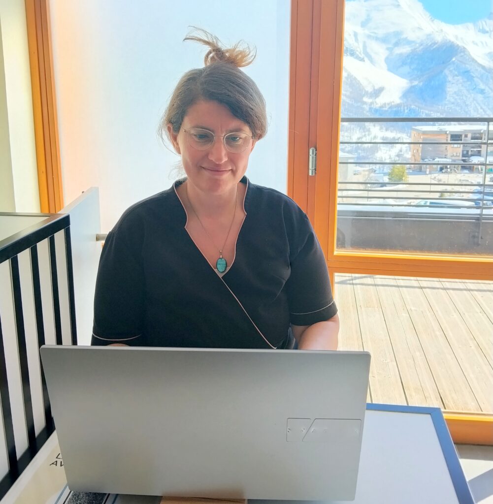 emdr-en-ligne Séverine SALESA travaille derrière ordinateur