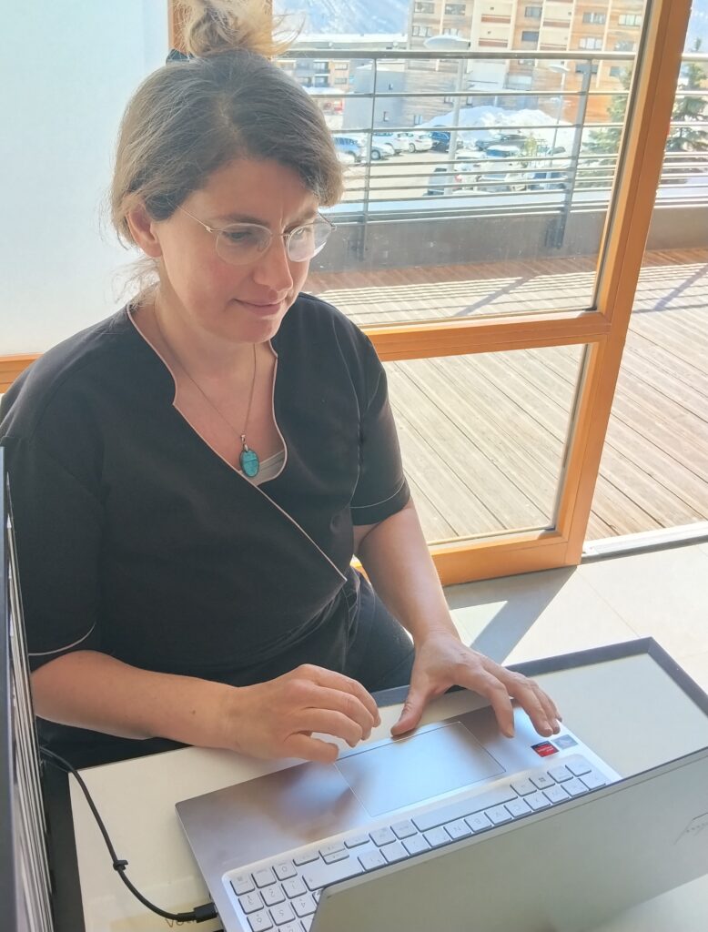 emdr-en-ligne Séverine SALESA travaille derrière ordinateur